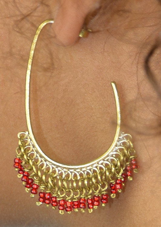 Boucles d'oreilles équitables ethiopiennes uniques entièrement faites à la main en laiton et perles de verre faites aussi à la main