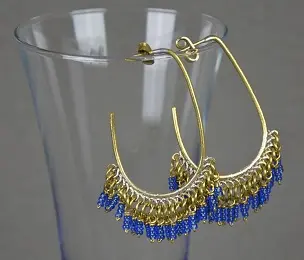 Boucles d'oreilles Konjit Bleu entièrement faites à la main en laiton et perles de verre