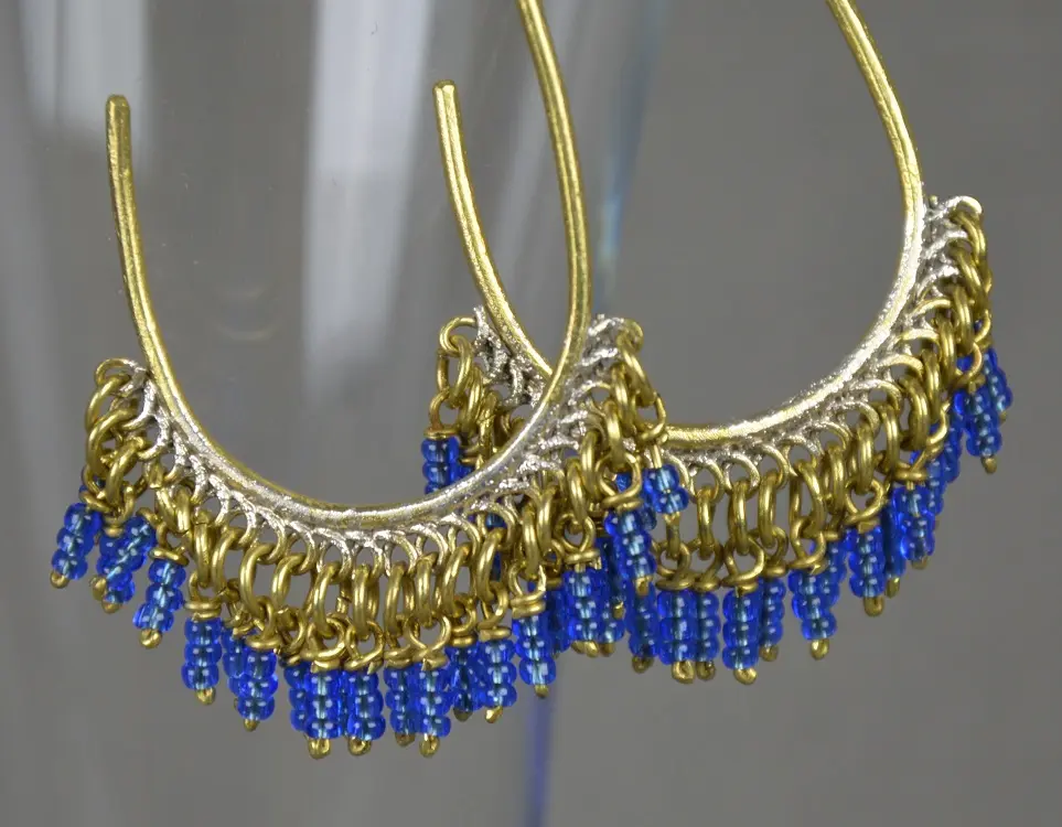 Boucles d'oreilles Konjit Bleu entièrement faites à la main en laiton et perles de verre