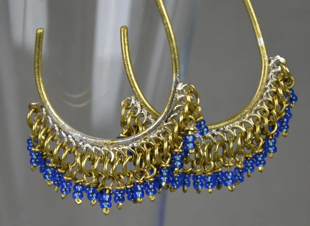 Boucles d'oreilles Konjit Bleu entièrement faites à la main en laiton et perles de verre