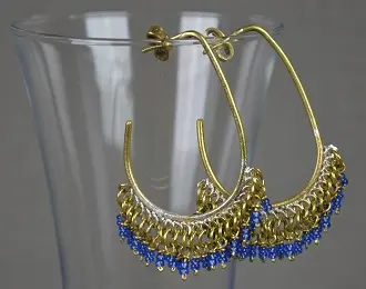 Boucles d'oreilles Konjit Bleu entièrement faites à la main en laiton et perles de verre