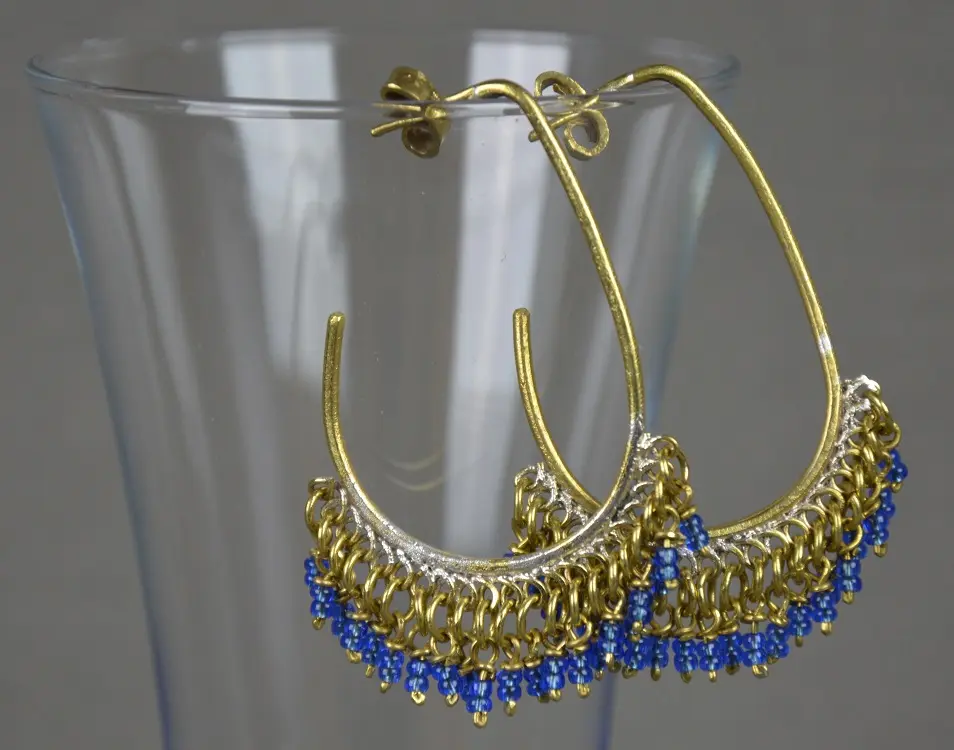 Boucles d'oreilles Konjit Bleu entièrement faites à la main en laiton et perles de verre