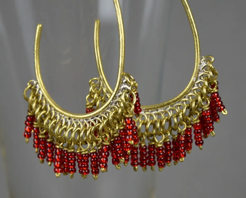 Boucles d'oreilles Konjit Rouge entièrement faites à la main en laiton et perles de verre