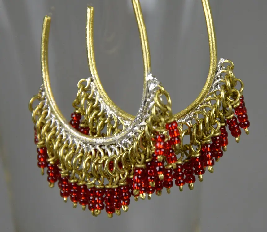 Boucles d'oreilles Konjit Rouge entièrement faites à la main en laiton et perles de verre