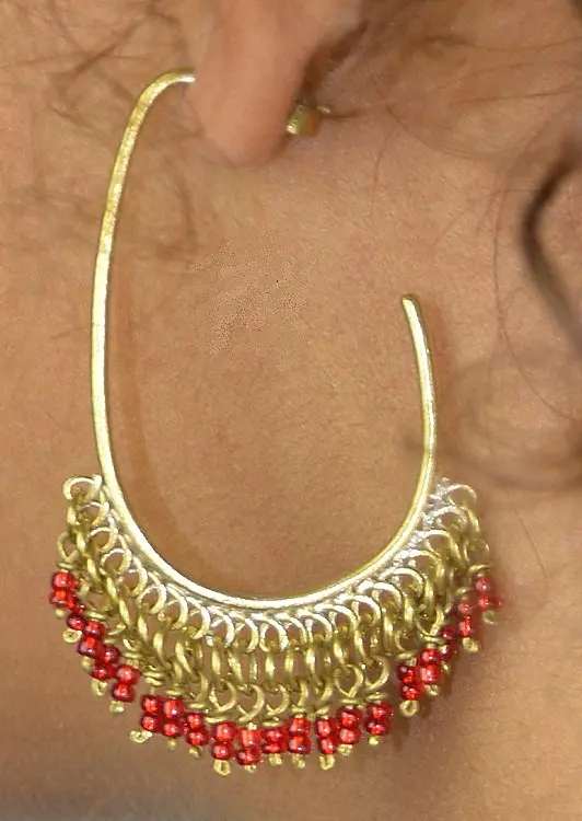Boucles d'oreilles Konjit Rouge entièrement faites à la main en laiton et perles de verre