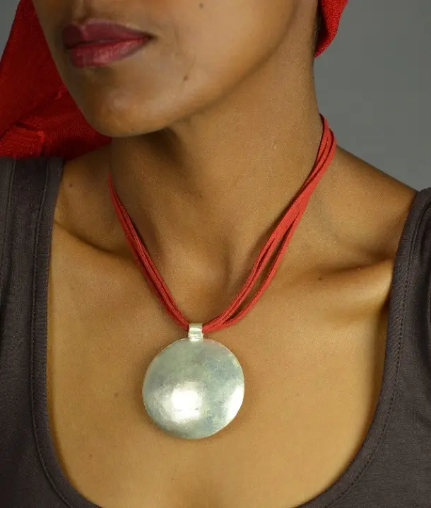 Collier équitable éthiopien en matériaux locaux plaqués argent