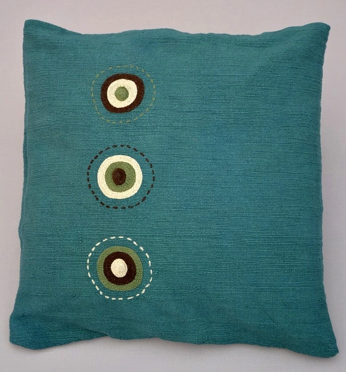 Housse de coussin en coton coton éthiopien filé, tissée et brodée le tout à la main, en respectant les traditions.