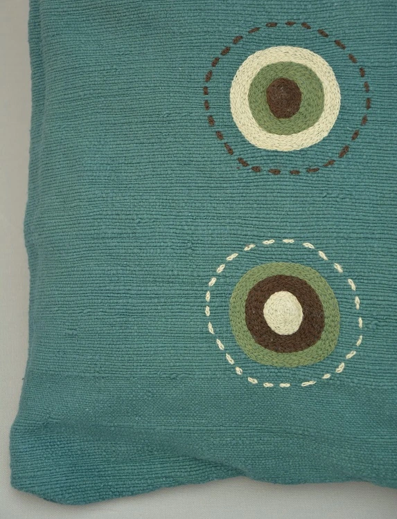 Housse de coussin en coton coton éthiopien filé, tissée et brodée le tout à la main, en respectant les traditions.