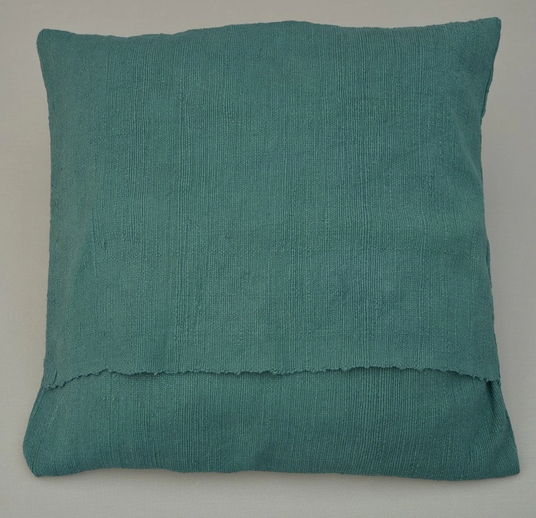 Housse de coussin en coton coton éthiopien filé, tissée et brodée le tout à la main, en respectant les traditions.