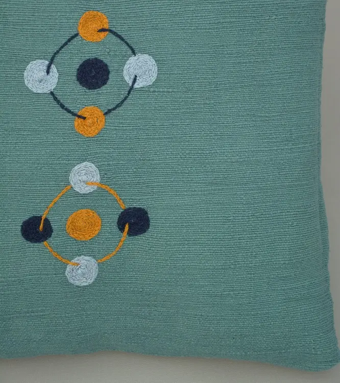Housse de coussin Atomic Forêt en coton éthiopien filé, tissée et brodée à la main