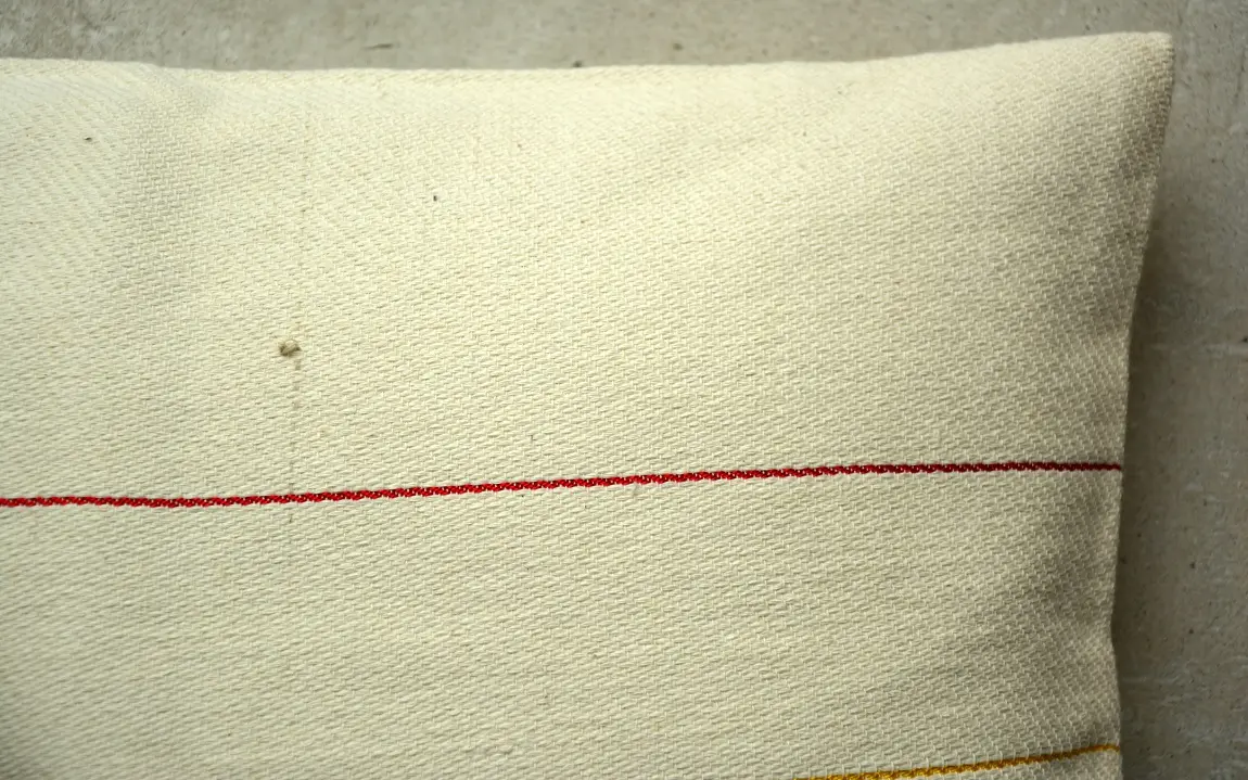 Housse de coussin Chevrons Rouge Café avec Tibeb en coton éthiopien et rayonne, tissée artisanalement