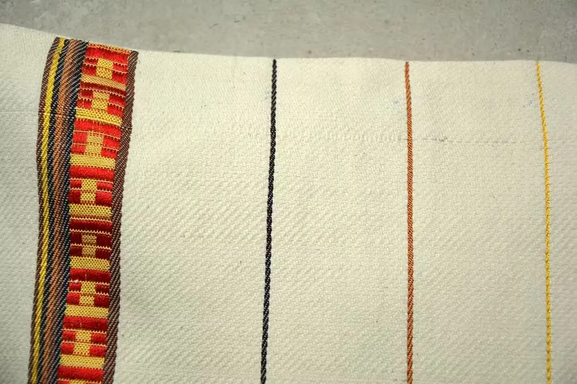 Housse de coussin Chevrons Rouge Café avec Tibeb en coton éthiopien et rayonne, tissée artisanalement