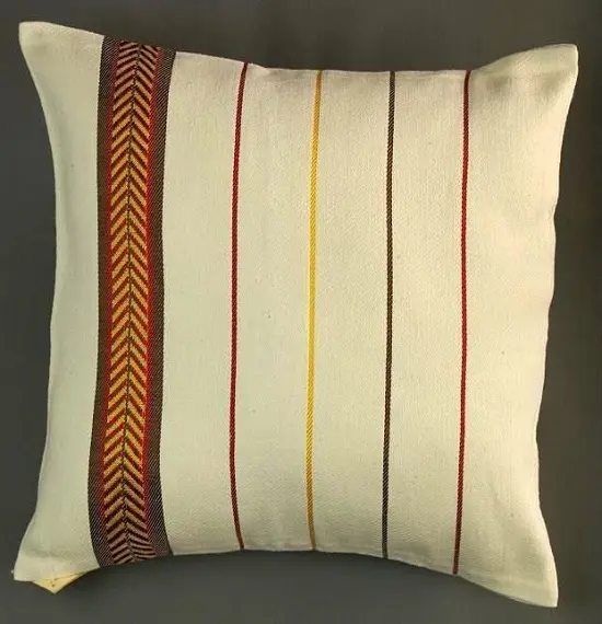Housse de coussin Chevrons Rouge Café avec Tibeb en coton éthiopien et rayonne, tissée artisanalement