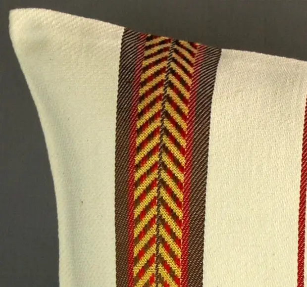 Housse de coussin Chevrons Rouge Café avec Tibeb en coton éthiopien et rayonne, tissée artisanalement