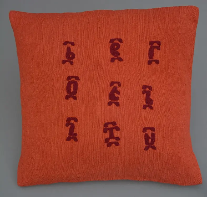 Housse de coussin Chiffres Cardinal en coton éthiopien filé, tissée et brodée à la main
