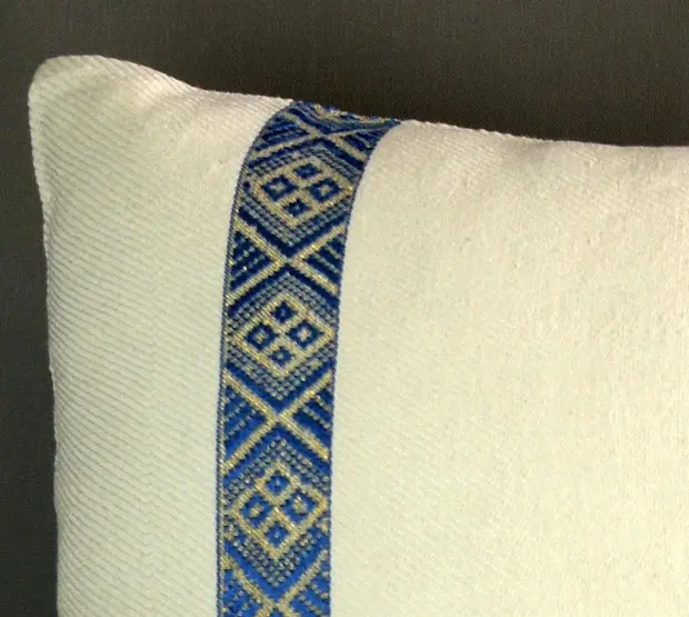 Housse de coussin Tribu Bleu Ciel avec Tibeb majoritairement en coton éthiopien, tissée artisanalement