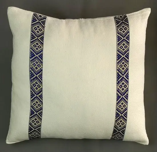 Housse de coussin Tribu Bleu avec Tibeb majoritairement en coton éthiopien, tissée artisanalement