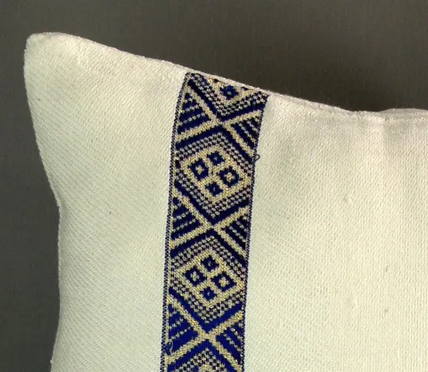 Housse de coussin Tribu Bleu avec Tibeb majoritairement en coton éthiopien, tissée artisanalement