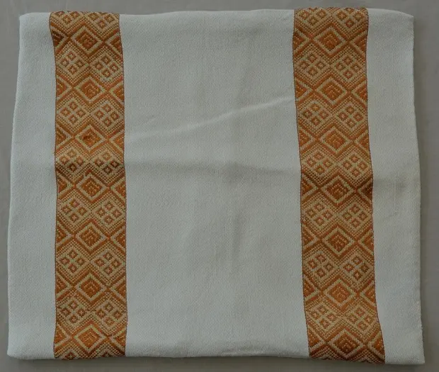 Housse de coussin Tribu Doré avec Tibeb majoritairement en coton éthiopien, tissée artisanalement