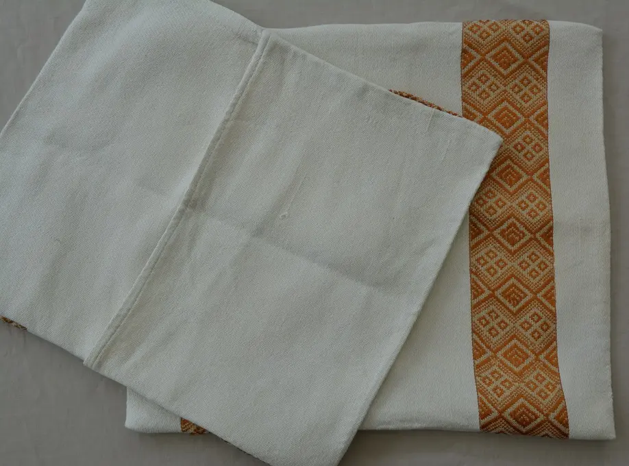Housse de coussin Tribu Doré avec Tibeb majoritairement en coton éthiopien, tissée artisanalement