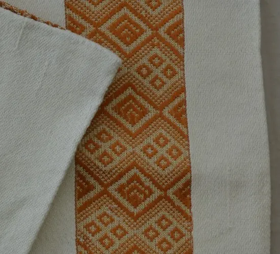 Housse de coussin Tribu Doré avec Tibeb majoritairement en coton éthiopien, tissée artisanalement