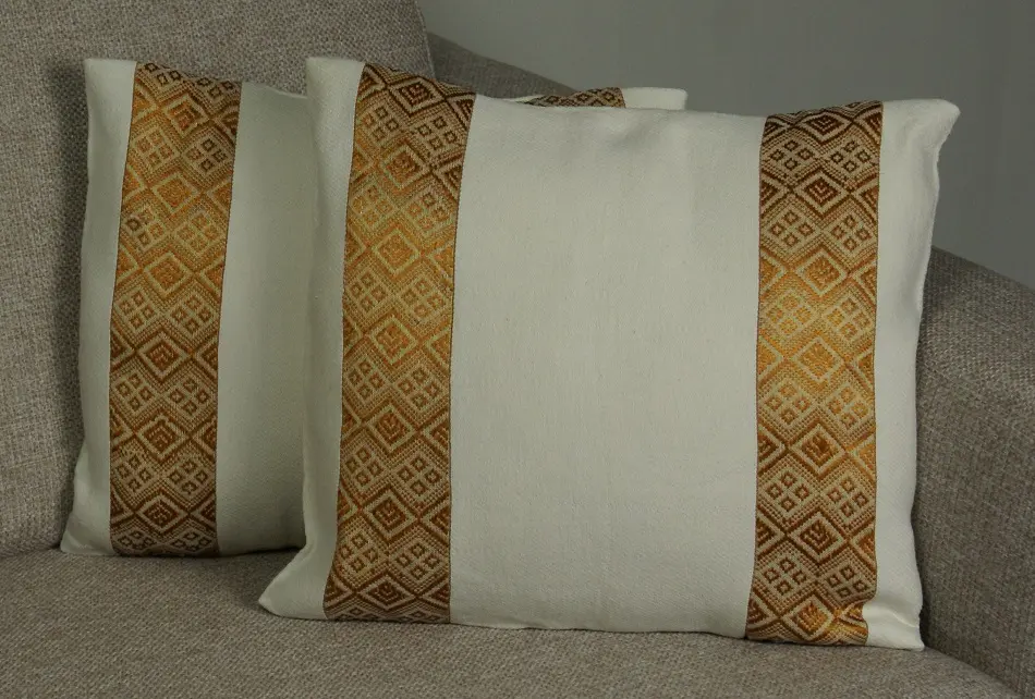 Housse de coussin Tribu Doré avec Tibeb majoritairement en coton éthiopien, tissée artisanalement
