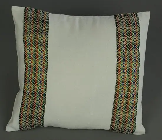 Housse de coussin Tribu Multi avec Tibeb majoritairement en coton éthiopien, tissée artisanalement