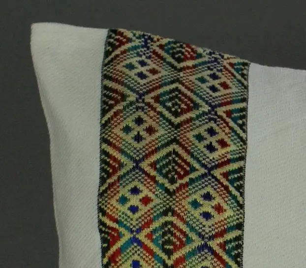 Housse de coussin Tribu Multi avec Tibeb majoritairement en coton éthiopien, tissée artisanalement