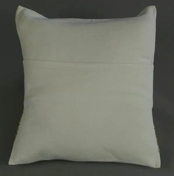 Housse de coussin Tribu Multi avec Tibeb majoritairement en coton éthiopien, tissée artisanalement