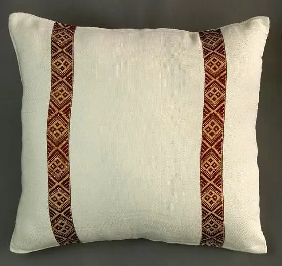 Housse de coussin Tribu Rouge avec Tibeb majoritairement en coton éthiopien, tissée artisanalement