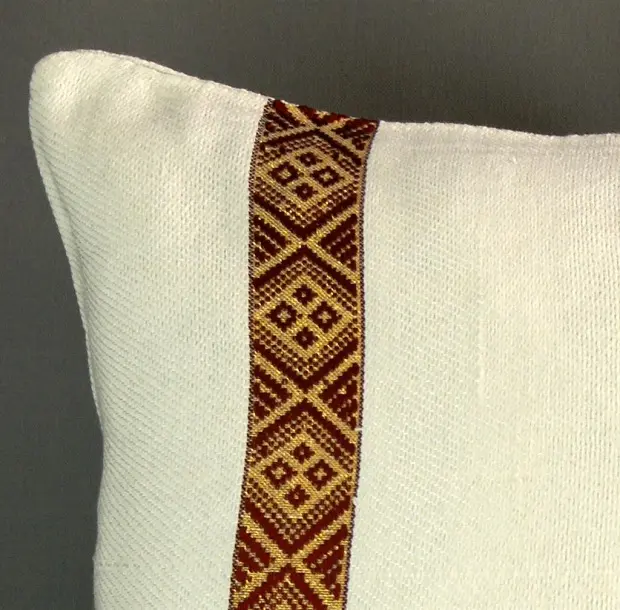 Housse de coussin Tribu Rouge avec Tibeb majoritairement en coton éthiopien, tissée artisanalement