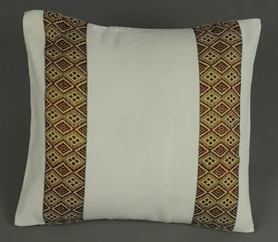 Housse de coussin Tribu Rouge avec Tibeb majoritairement en coton éthiopien, tissée artisanalement