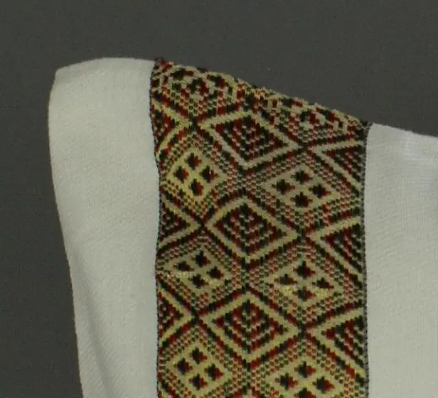 Housse de coussin Tribu Rouge avec Tibeb majoritairement en coton éthiopien, tissée artisanalement