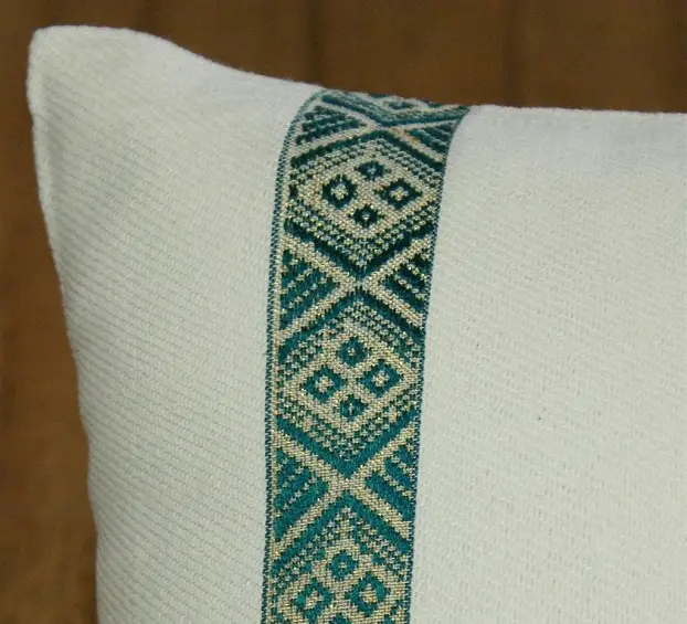 Housse de coussin Tribu Vert avec Tibeb majoritairement en coton éthiopien, tissée artisanalement