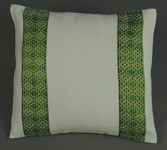 Housse de coussin Tribu Vert avec Tibeb majoritairement en coton éthiopien, tissée artisanalement