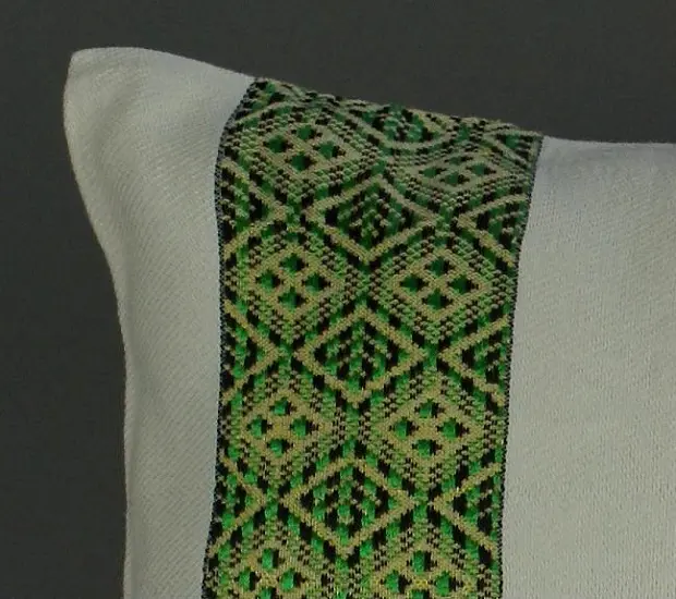 Housse de coussin Tribu Vert avec Tibeb majoritairement en coton éthiopien, tissée artisanalement