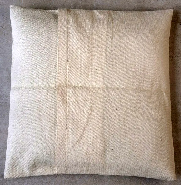 Housse de coussin Cubic Rouge Café avec Tibeb en coton éthiopien et rayonne, tissée artisanalement