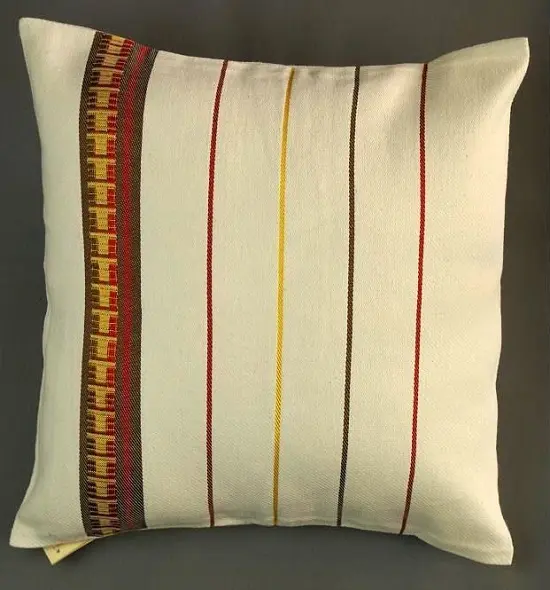 Housse de coussin Cubic Rouge Café avec Tibeb en coton éthiopien et rayonne, tissée artisanalement