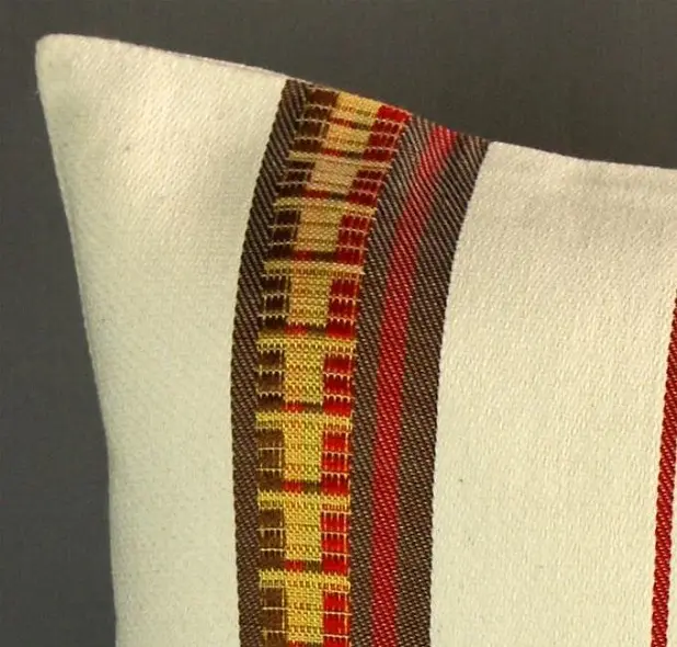 Housse de coussin Cubic Rouge Café avec Tibeb en coton éthiopien et rayonne, tissée artisanalement