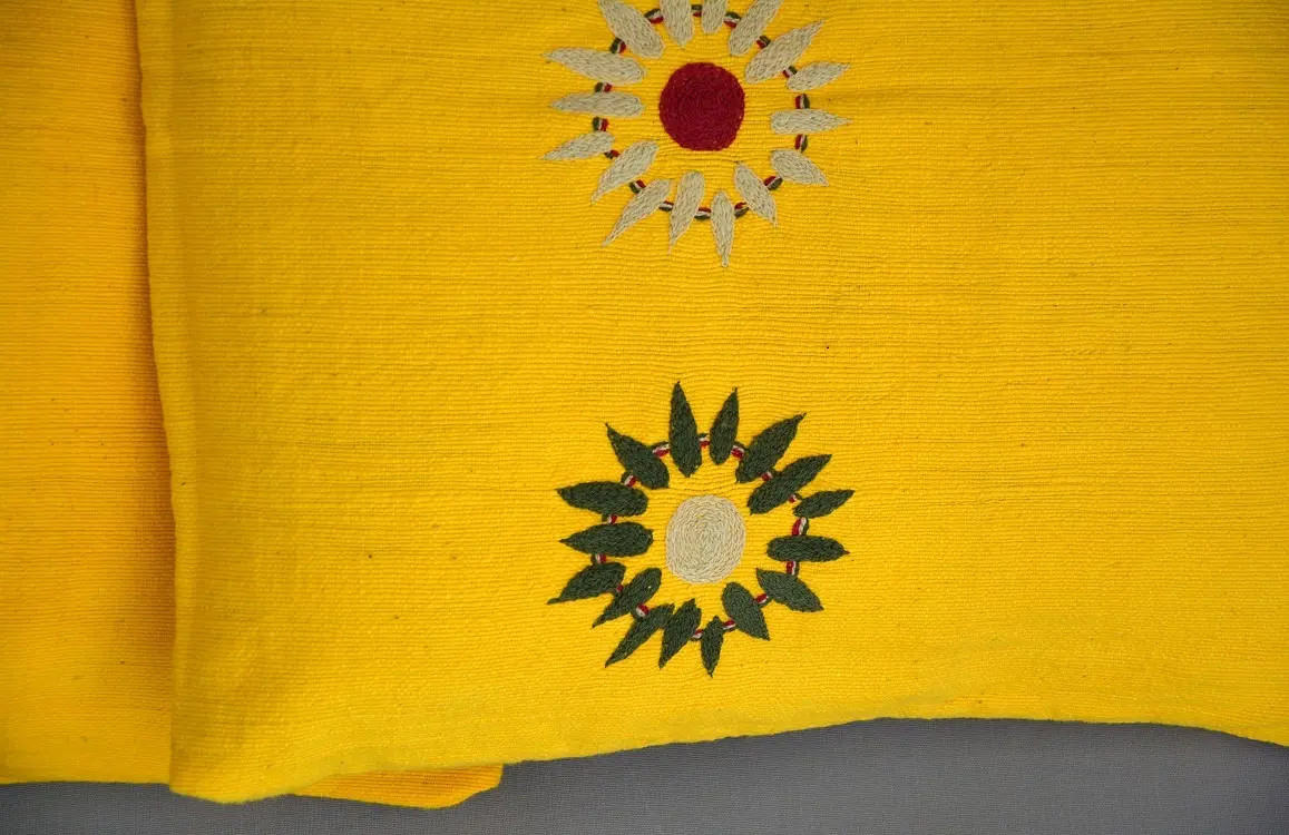 Housse de coussin Dahlia Bouton d'Or en coton éthiopien filé, tissée et brodée à la main