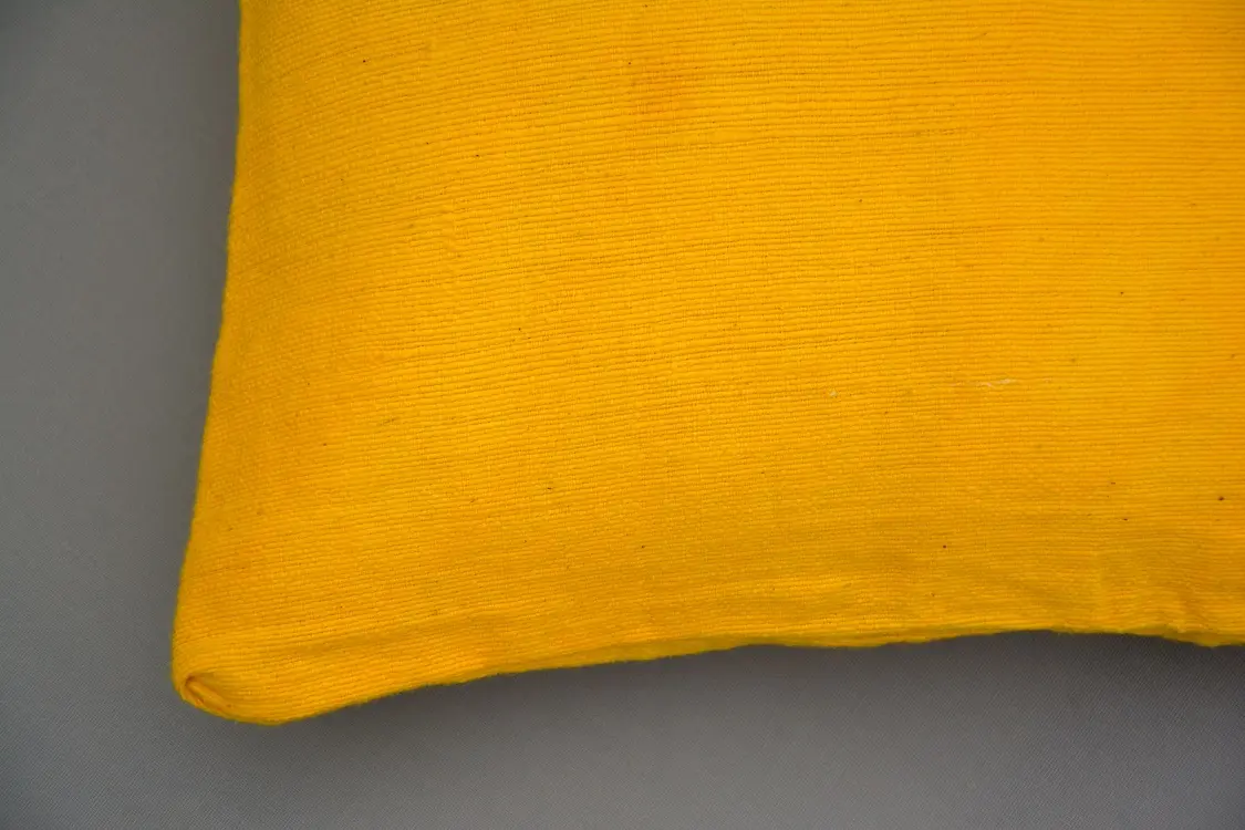 Housse de coussin Dahlia Bouton d'Or en coton éthiopien filé, tissée et brodée à la main