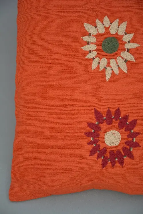 Housse de coussin Dahlia Cardinal en coton éthiopien filé, tissée et brodée à la main