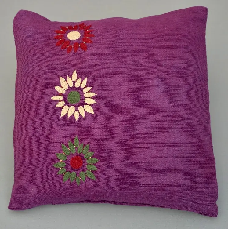 Housse de coussin Dahlia Zinzolin en coton éthiopien filé, tissée et brodée à la main