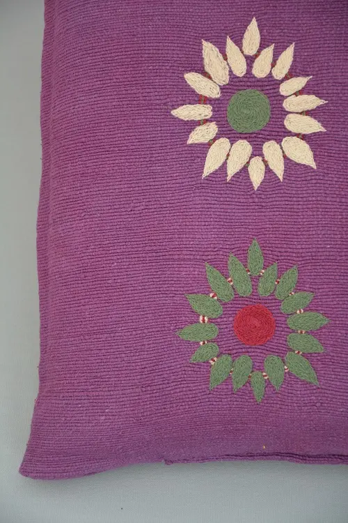 Housse de coussin Dahlia Zinzolin en coton éthiopien filé, tissée et brodée à la main