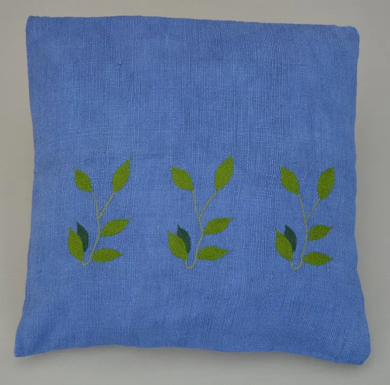 Housse de coussin Rameau Bleu en coton éthiopien filé, tissée et brodée à la main
