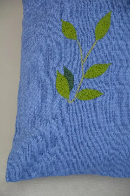 Housse de coussin Rameau Bleu en coton éthiopien filé, tissée et brodée à la main