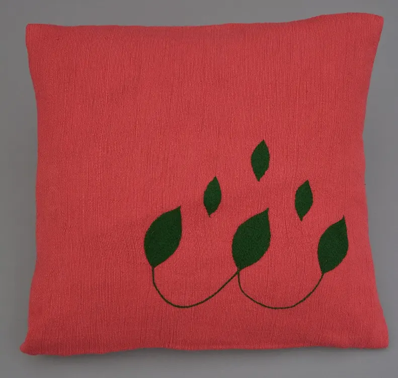 Housse de coussin Rameau Capucine en coton éthiopien filé, tissée et brodée à la main