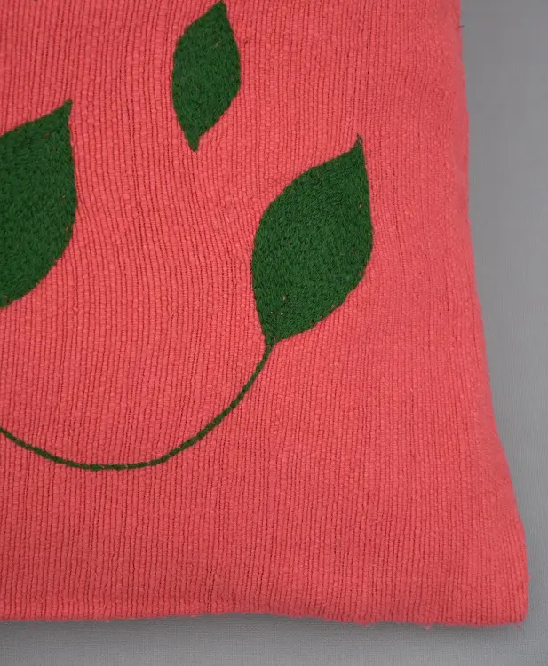 Housse de coussin Rameau Capucine en coton éthiopien filé, tissée et brodée à la main