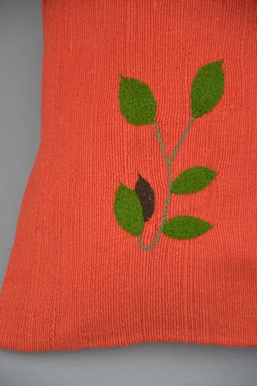 Housse de coussin Rameau Cardinal en coton éthiopien filé, tissée et brodée à la main