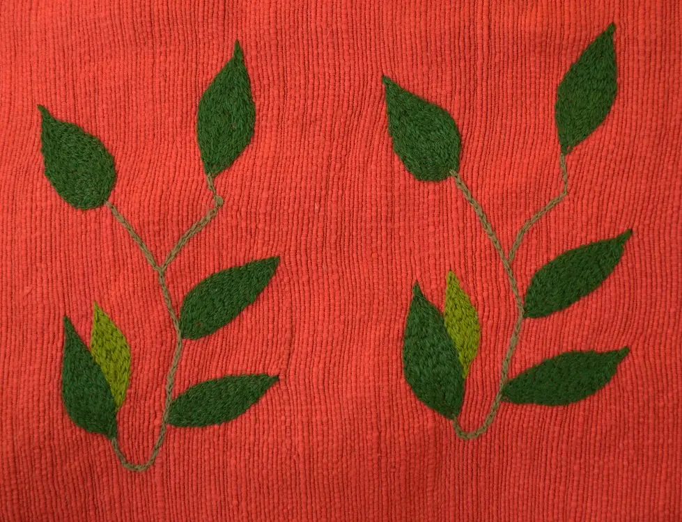 Housse de coussin Rameau Carmin en coton éthiopien filé, tissée et brodée à la main